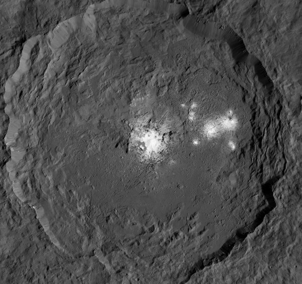 PopSci's tweet photo. See Ceres’ bright spots shine in extraordinary detail https://t.co/ADmcCz59Rg https://t.co/ETq0FDFycv