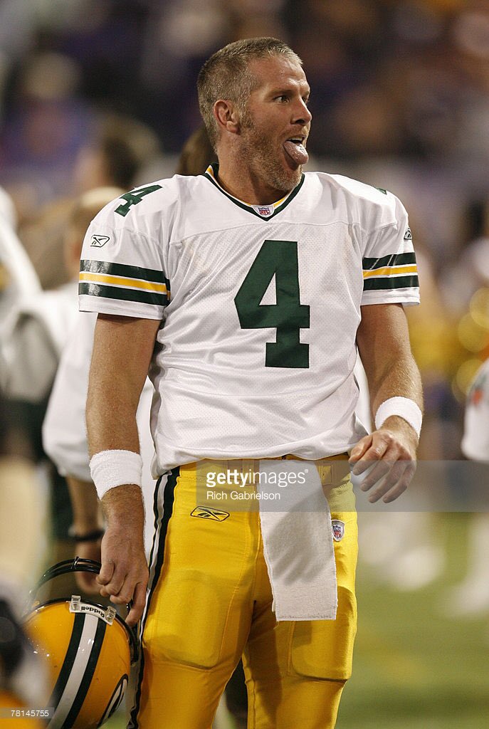 TheNewQBClub's tweet photo. #Packers QB Brett Favre goofing off against the #Vikings, circa 2006 https://t.co/UUuOBfwamV