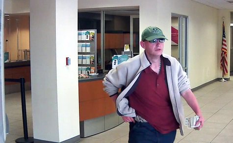 #Cash heist: Authorities are looking for this man in Fort Lauderdale #bankrobbery bit.ly/1VBolti?utm_me… https://t.co/pEhN0ml151