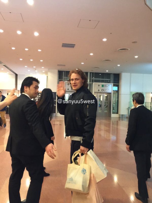HeughanSource's tweet photo. Look who just arrived in Tokyo! 😉 https://t.co/4k080t8daC #Outlander #SamHeughan https://t.co/MmuVW1KADQ
