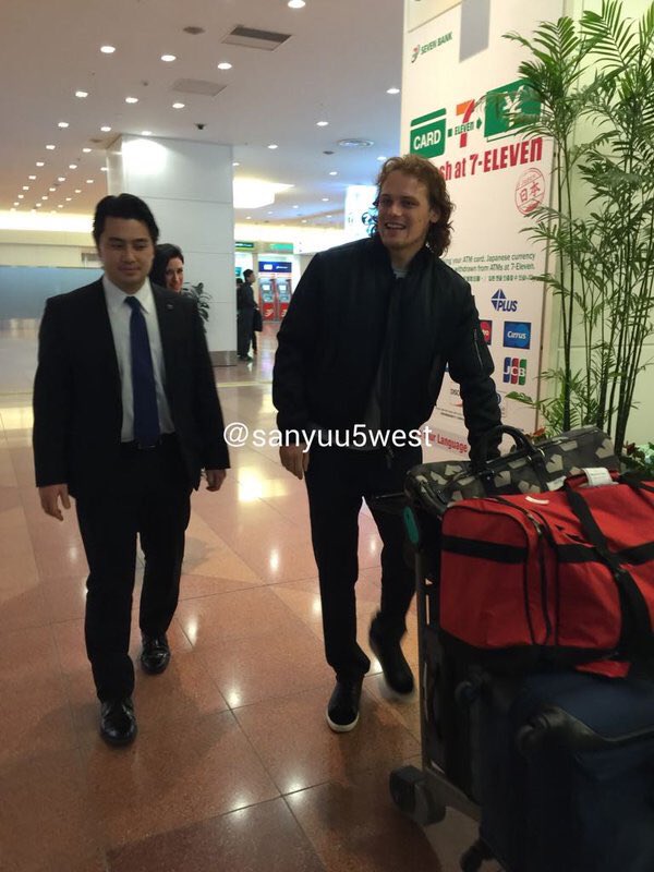 HeughanSource's tweet photo. Look who just arrived in Tokyo! 😉 https://t.co/4k080t8daC #Outlander #SamHeughan https://t.co/MmuVW1KADQ