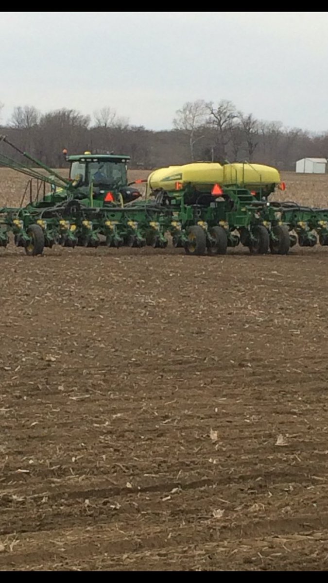 Dyna Gro 50SS43 going in the ground in Quincy bottoms. #dynagrocorn #plant16