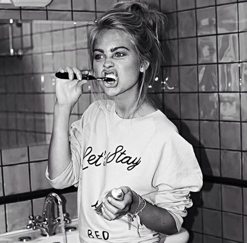 WorldStarFr's tweet photo. Combien de filles se brossent les dents le matin 😱💝😂 https://t.co/dgn6BaUwR6