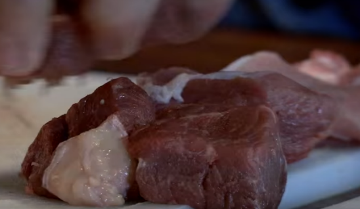 meganoticiascl's tweet photo. ¡Más rica que el pollo! Conductor británico cocinó carne de su propia pierna 😨🍗 https://t.co/BNHygGwDYC https://t.co/CJrkGrKrxU