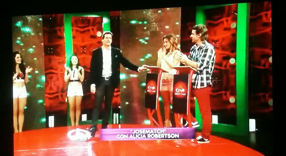 MichelinOrtiz's tweet photo. Mirando en casa #JoseMatch con la familia @SoyListorti @pedroalfonsoo #Capos #Quevuelva saludos desde de Paraguay https://t.co/DWcf5BQ8oP