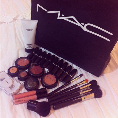 JustPrettySuff's tweet photo. Mac giveaway at 1,000 followers, as well as many other giveaways, long way to go but let's get it done 👑💋 https://t.co/s5sWCukpAS