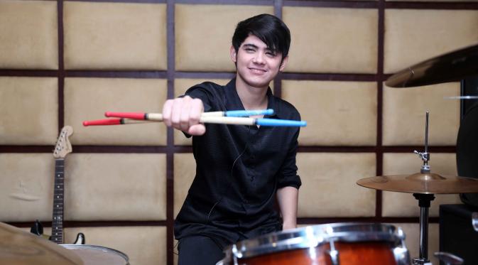 bintangcomID's tweet photo. Tak Lihat Aksi Bugil di Mini Konser, Aliando: Bukan Rezeki https://t.co/yLPXyISWpg https://t.co/b9qEa6Jm0P