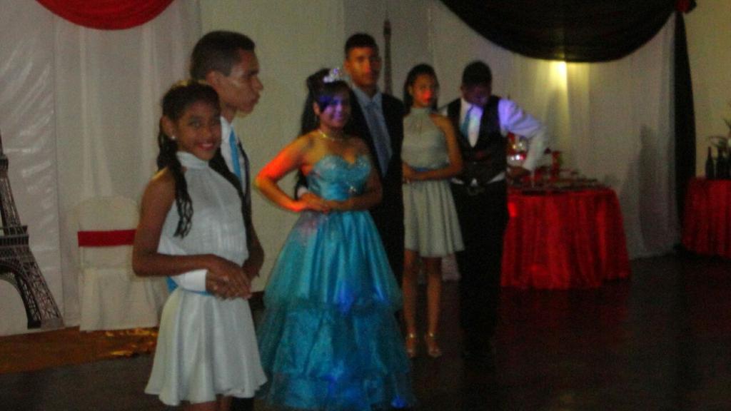 danielaliseth2's tweet photo. XV De Mi Prima Ray😆 https://t.co/FRkp51tY5y