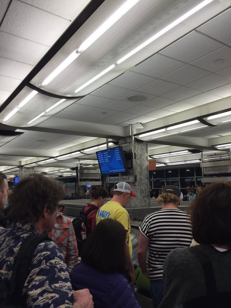 iElementsNow's tweet photo. @SouthwestAir Seriously 5 flights on 1 carousel waiting forever for luggage? #swfail https://t.co/aliALinTUY