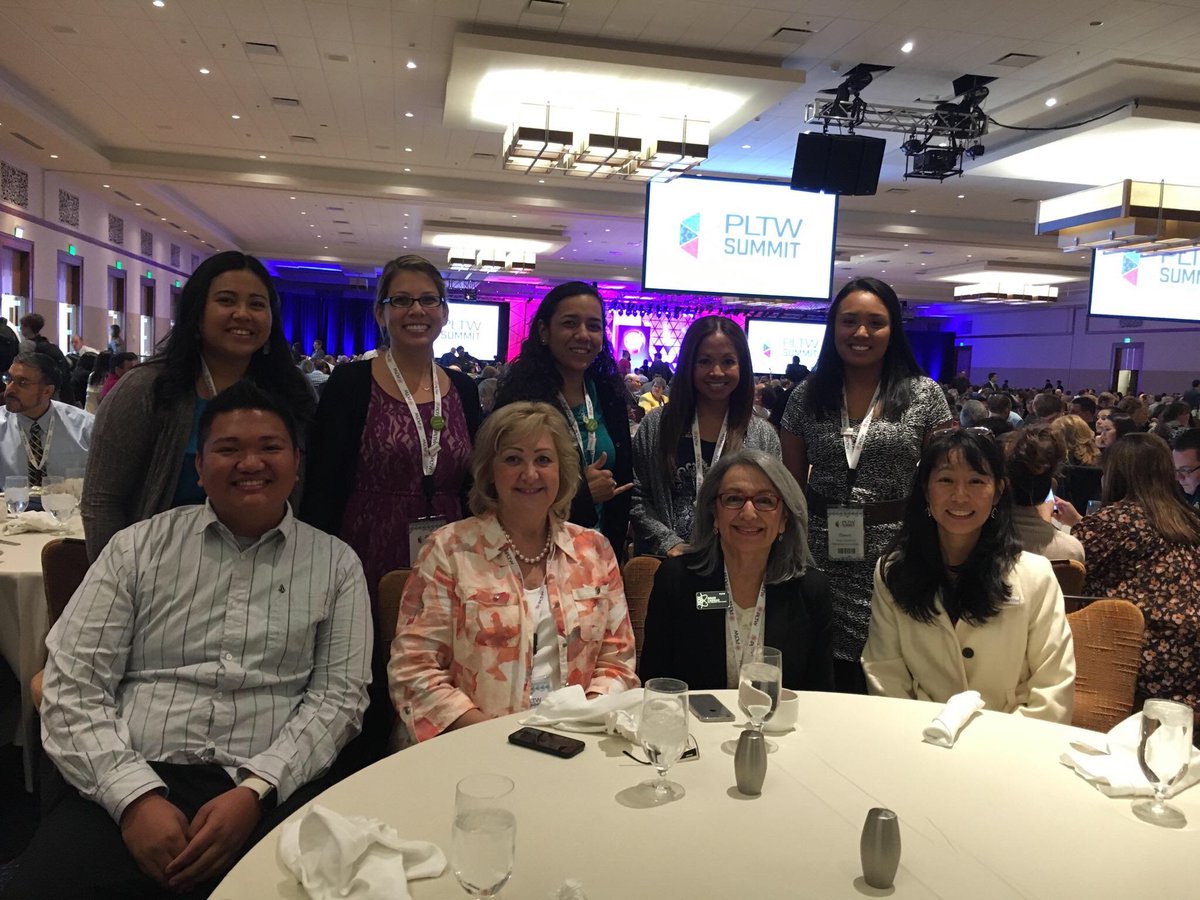 angie_payad's tweet photo. Our second day at the #pltwsummit was inspirational! Here we are having lunch with Susan Castillo. #inspire https://t.co/BNiOiGVgfK