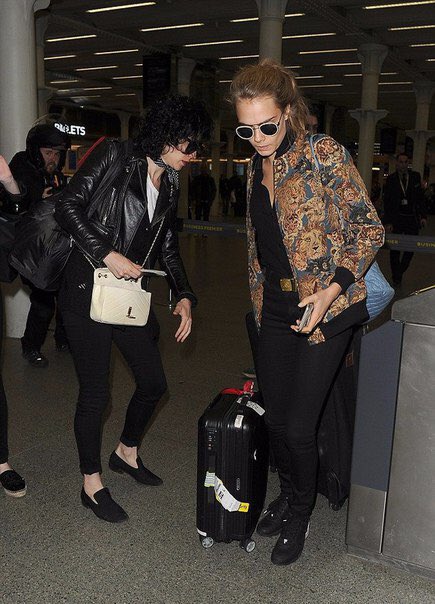 CaraFact's tweet photo. Cara and Annie this afternoon leaving St Pancras in London for Paris. https://t.co/hTsWSOJHza