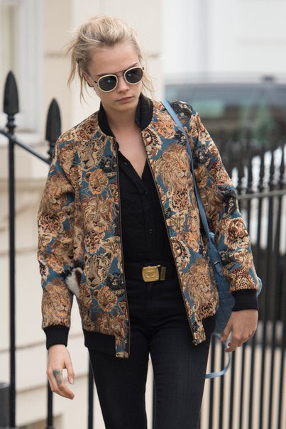 CaraFact's tweet photo. Cara in London this afternoon. https://t.co/NWdDirKfJl