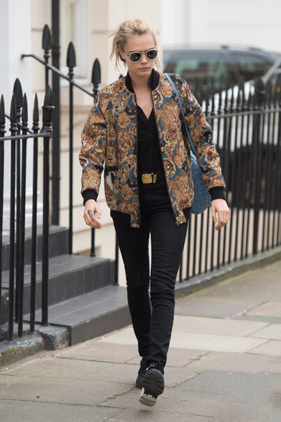 CaraFact's tweet photo. Cara in London this afternoon. https://t.co/NWdDirKfJl