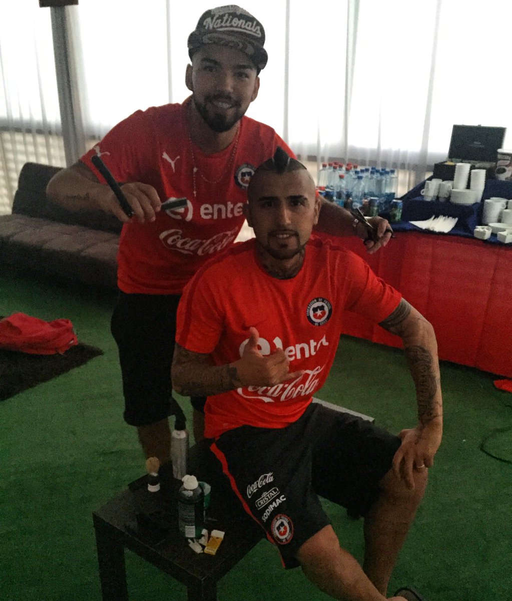 kingarturo23's tweet photo. Preparándome para la presentación de la nueva camiseta de chile!!! @manuel_ignaccio 👍🏻👍🏻👍🏻 https://t.co/cmRUA4n4C4