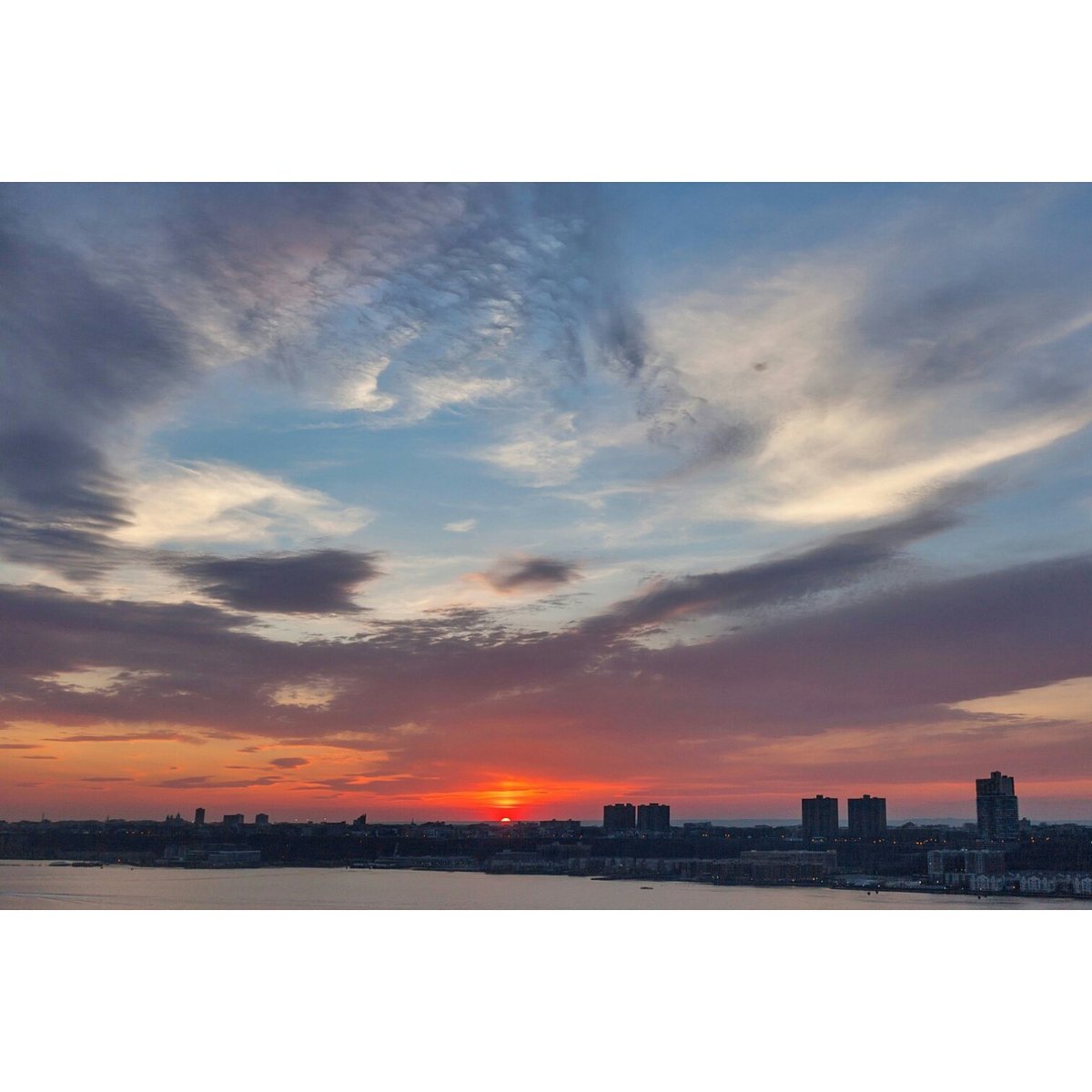 TheMagnaniTeam's tweet photo. Make this #Sunset #view part of your #permanentcollection. https://t.co/tqSXjZgnmU #RiversideBoulevard #UWS #NYC https://t.co/cYmjjASFNu