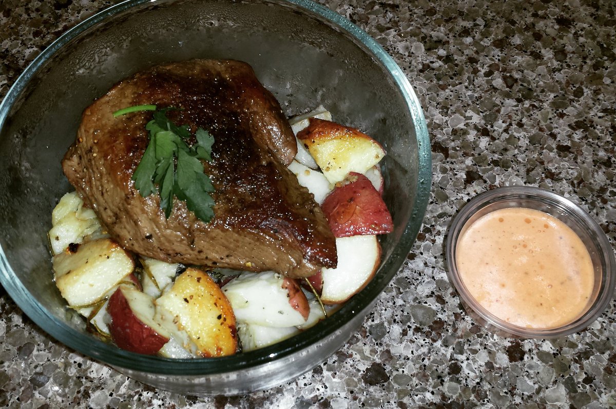 TLHPersonalChef's tweet photo. #InHomeMealService #Sirloin #Steak w/ #Rosemary #Butter w/ #Roasted #Garlic #Potatoes &amp; #Tomato #Herb #Dressing https://t.co/yTewVpY2pM