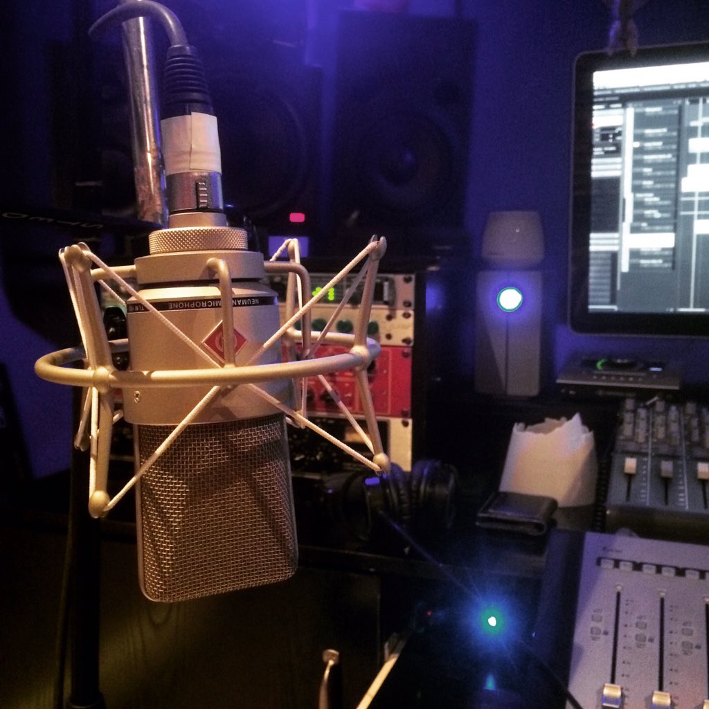 BobbyJohnTweets's tweet photo. Aiming to hit up 3 new potential songs for my album this week. Ahead of schedule so far. On song 2 @BlocCProduction! https://t.co/UNMPELuvuI
