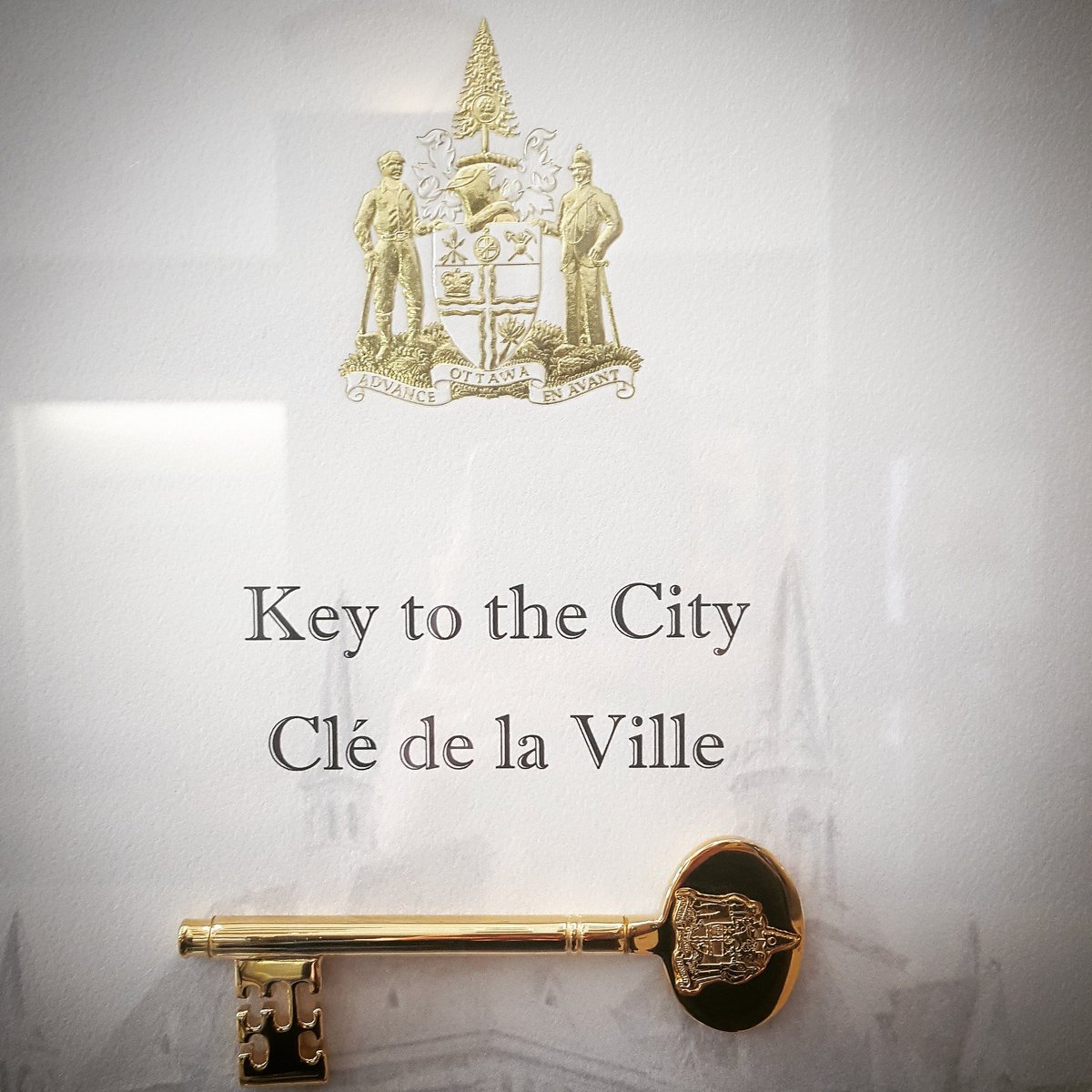 Pleasure to present The Right Honourable Beverley McLachlin, P.C, Chief Justice of Canada with the Key to the City.