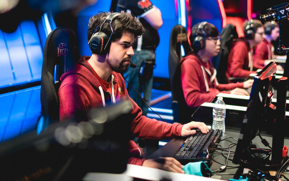 lolesports's tweet image. Send in your questions for @RNGCrumbz using #FAQOFF and watch #PTL tomorrow at 5PM to see if he answers yours!