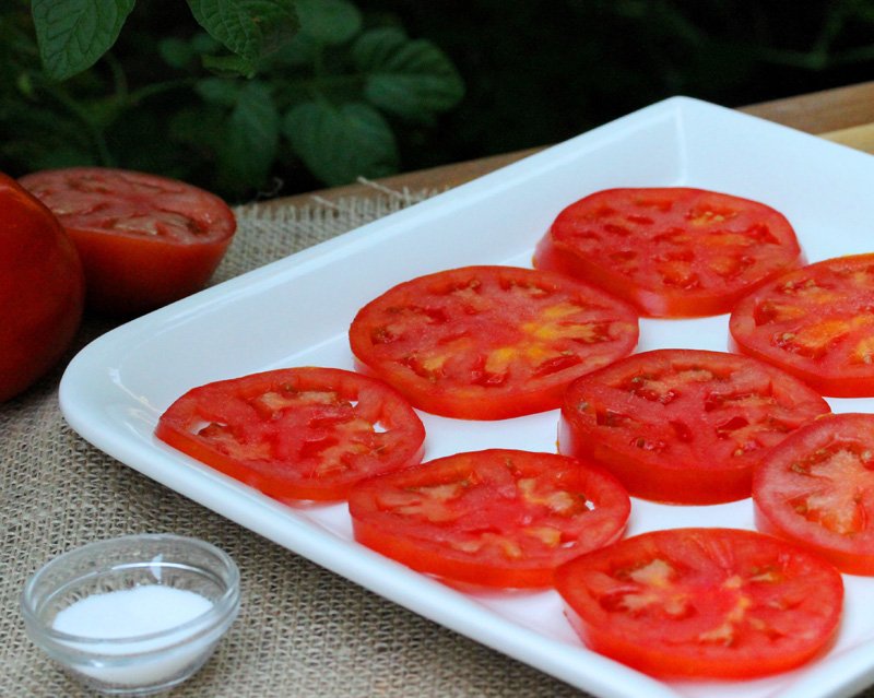 TastiLee's tweet photo. Take a break and enjoy a little, #tasty snack – fresh cut #tomato #slices with a little #salt and #balsamic vinegar. https://t.co/NeDveW78cQ