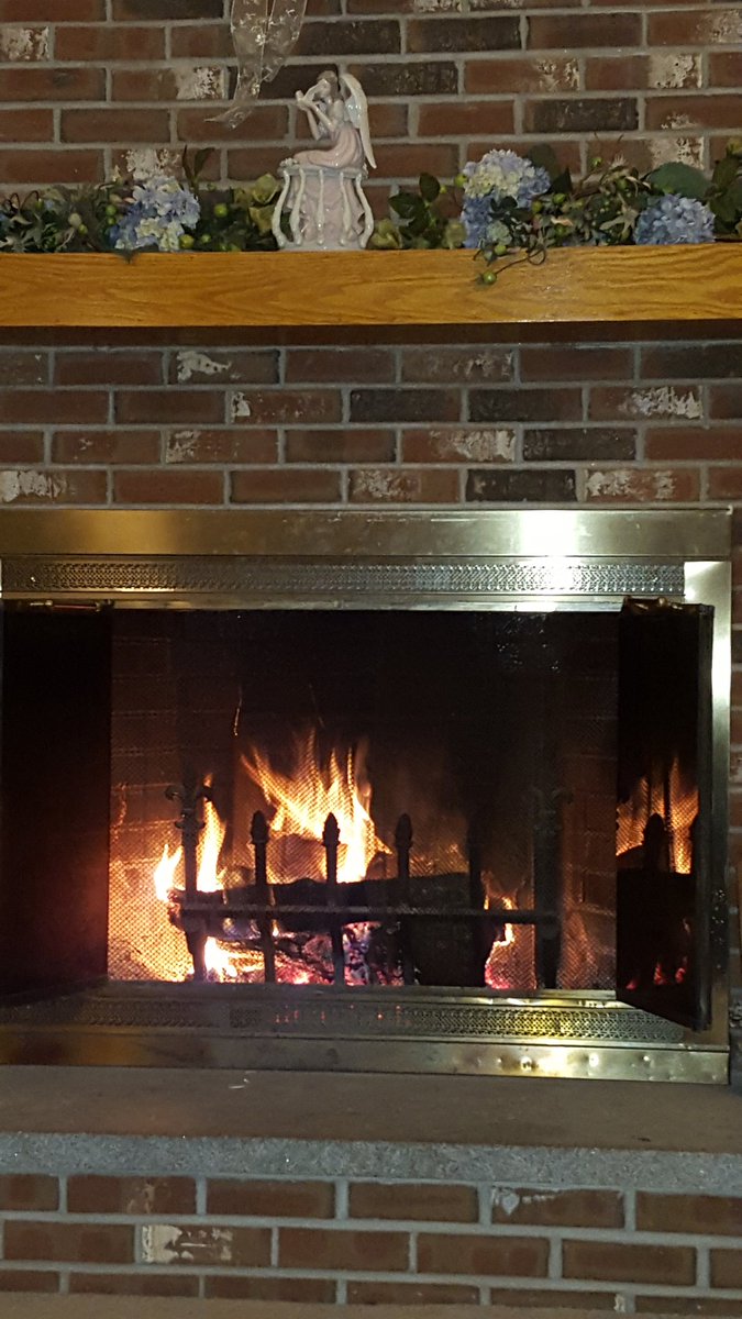 moskey5's tweet image. Warming up by the fire 2 nights in a row! #springwhere #QUODtomorrow