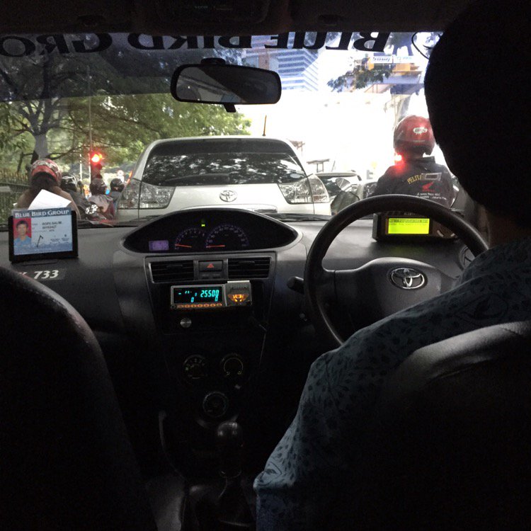 dikmanhariadi's tweet photo. Apresiasi @Bluebirdgroup gratis kompensasi demo. Driver Mas Ropii Salim dgn sopan &amp; minta maaf atas demo kmrin https://t.co/zYxVA0ihqf