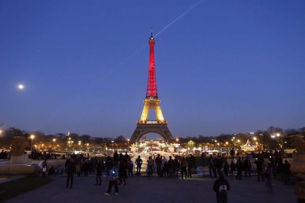 FranceenUruguay's tweet photo. #Paris y #Bruselas unidas a través de la Tour Eiffel iluminada con los colores de Bélgica https://t.co/d6k0o47UyG