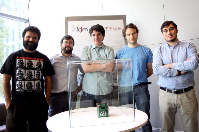 uchile's tweet image. U. de Chile presenta 1er satélite construido en el país previo a su lanzamiento al espacio uchile.cl/u119794