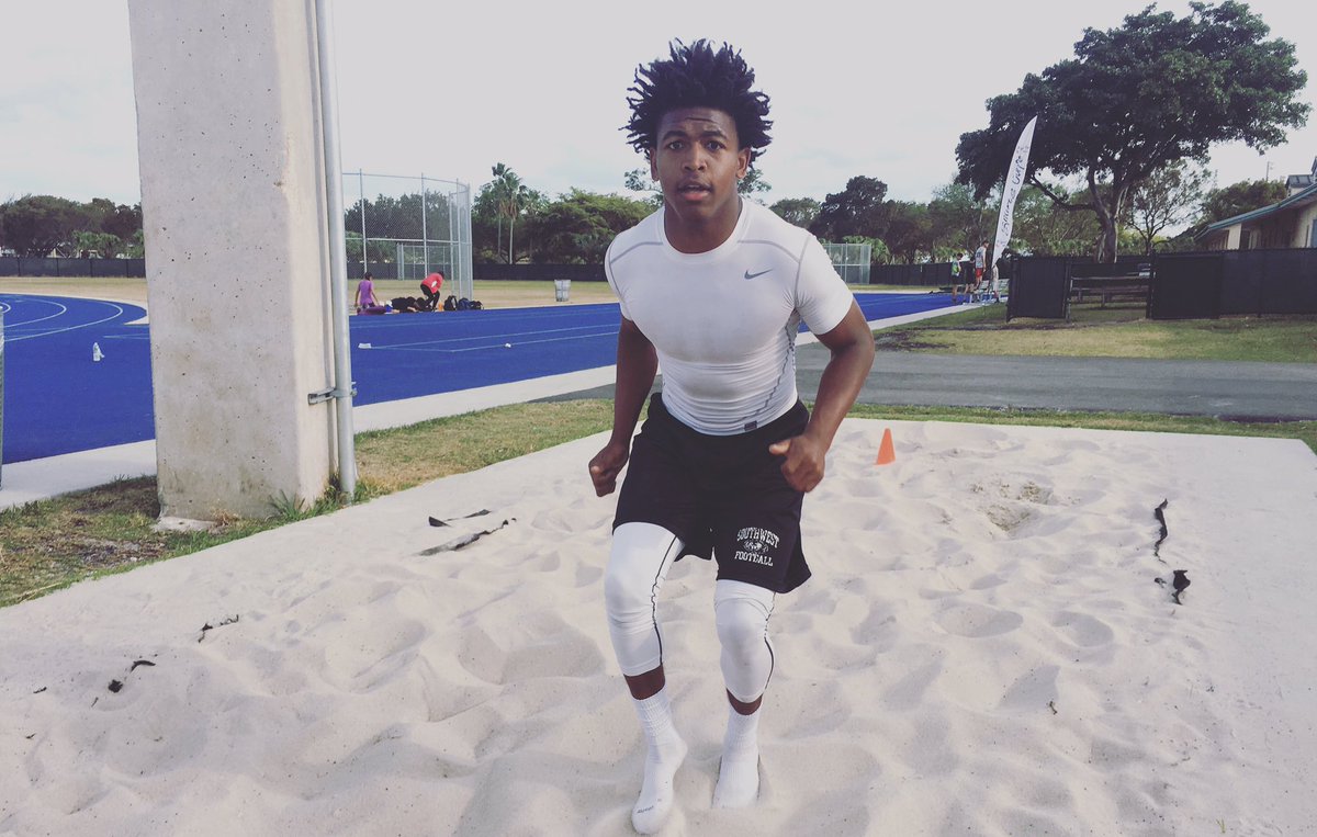 _ALLHANDS's tweet photo. Amir Rivera
Miami Southwest HS
DB
C/o 2017
#ALLHANDS https://t.co/LIf4H0KZGF