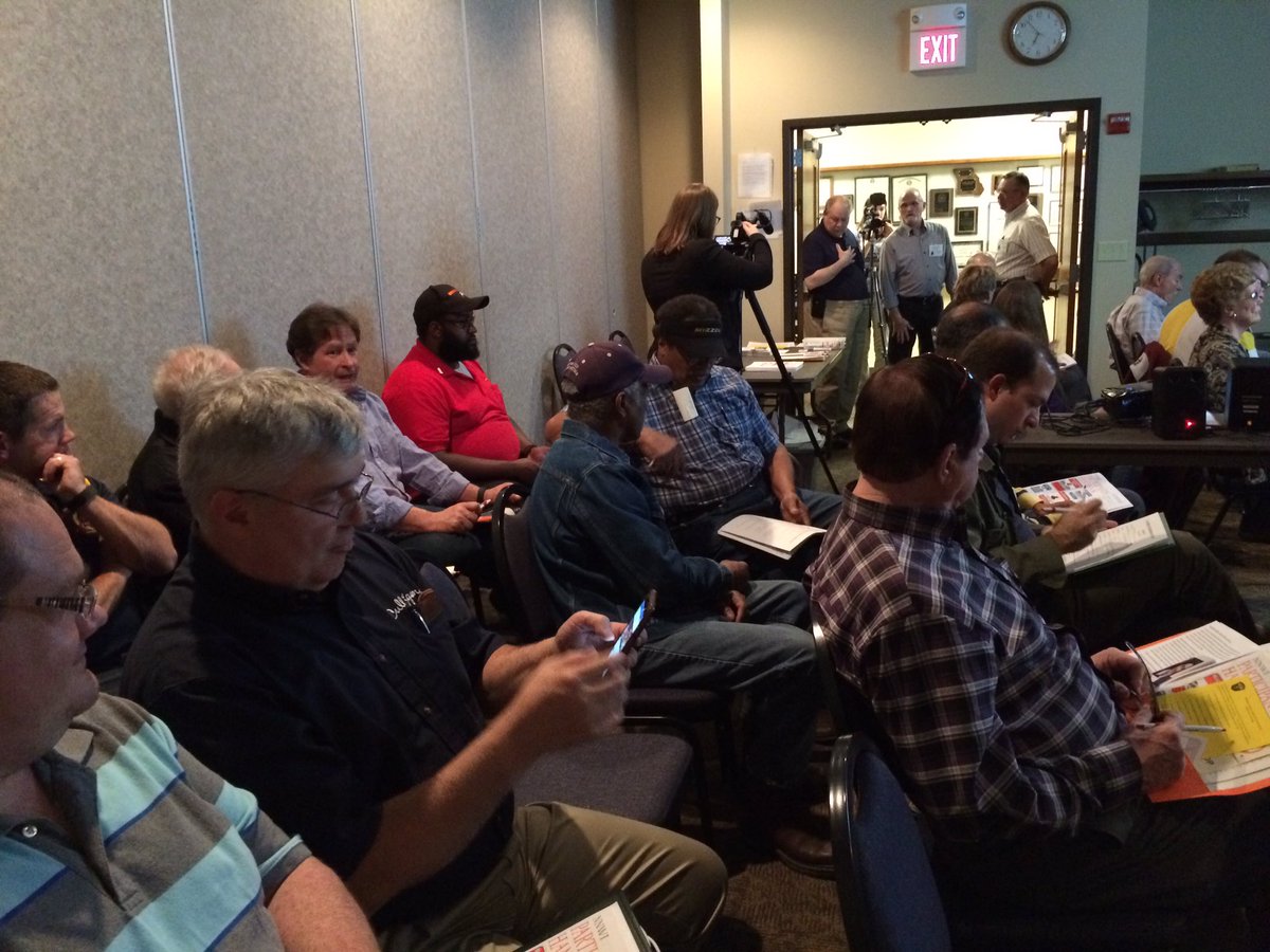 ColumbiaPD's tweet photo. Full room at Neighborhood Watch Training! #CoMo #PartnersInCrimeFighting https://t.co/BjEuqcNGuv
