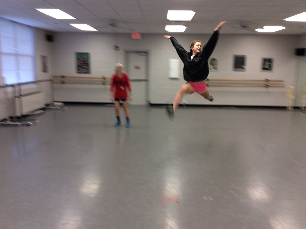 sryimintro2danc's tweet photo. RT if u miss grand jeté-ing in the studio https://t.co/j6GFYnSYez