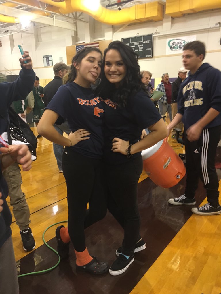 aznagreb_n's tweet photo. Didn't get pictures with her today but this are some of us twinning before #decaturtwinday #sorrymrs.white https://t.co/RzJAT2qSc3