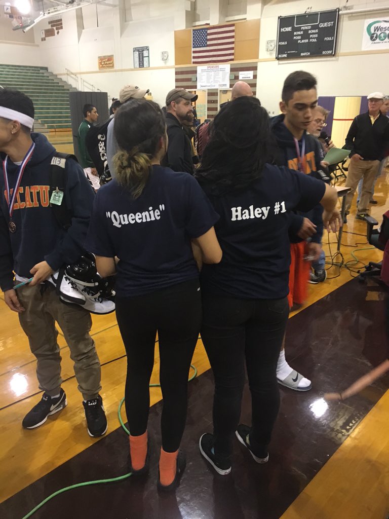 aznagreb_n's tweet photo. Didn't get pictures with her today but this are some of us twinning before #decaturtwinday #sorrymrs.white https://t.co/RzJAT2qSc3