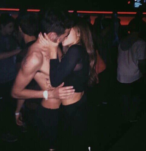 emblemquestion's tweet image. qual dessas fotos com wes você postaria depois de uma noite INCRÍVEL na festa que vcs deram? ✨