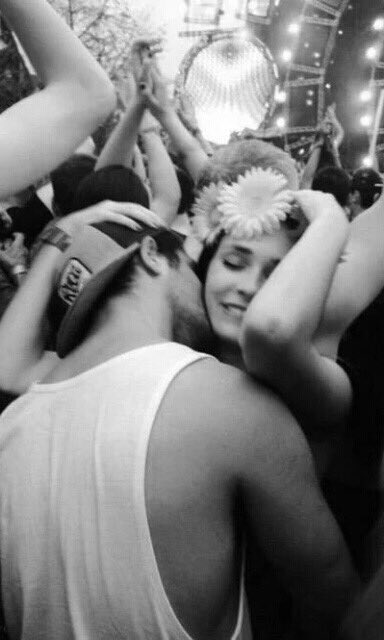 emblemquestion's tweet image. qual dessas fotos com wes você postaria depois de uma noite INCRÍVEL na festa que vcs deram? ✨