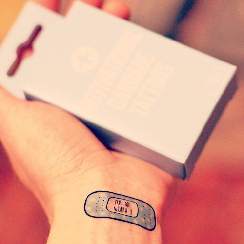 trendofilia's tweet photo. Tatuajes temporales motivacionales en forma de ‘curitas’. https://t.co/jMXFRH5Eak https://t.co/o89NcHNcPn