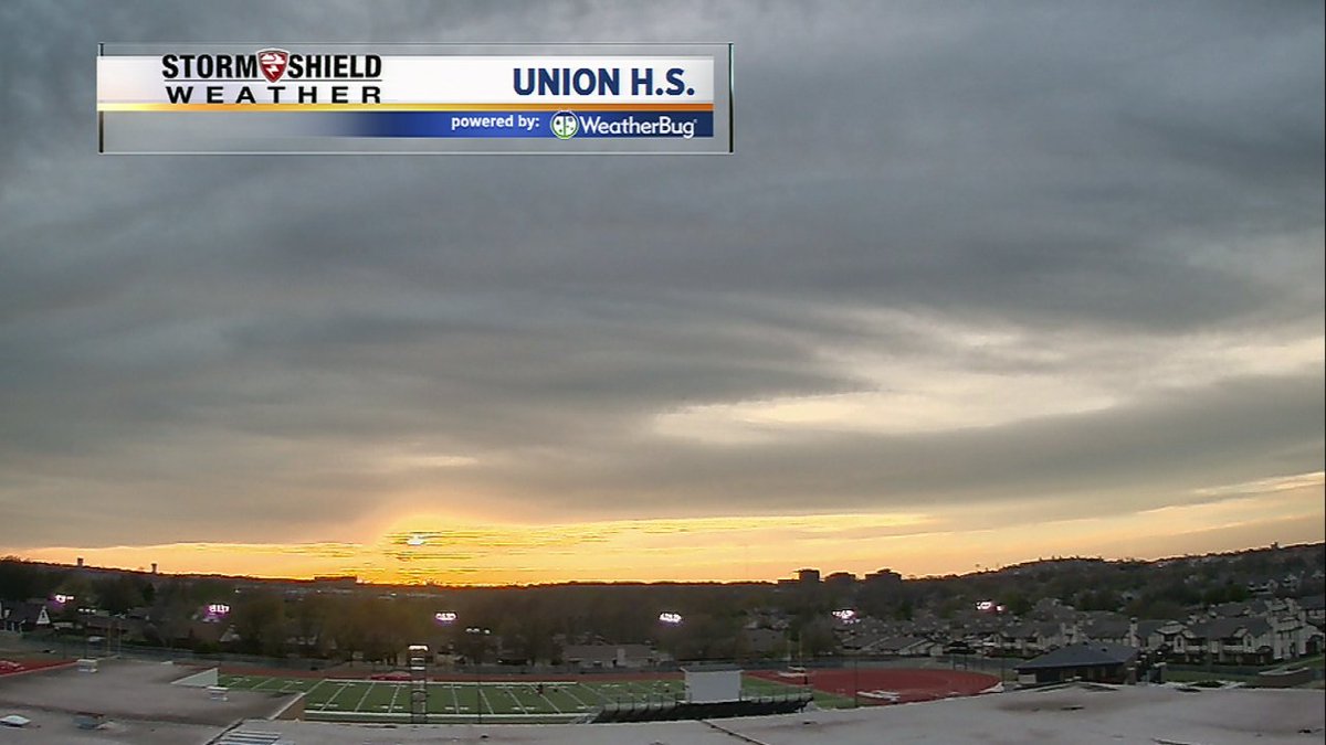 KJRHweather's tweet photo. Sunset Alert!  A great sunset happening right now in Tulsa!   #okwx @KJRH2HD https://t.co/COgs1TZyIA