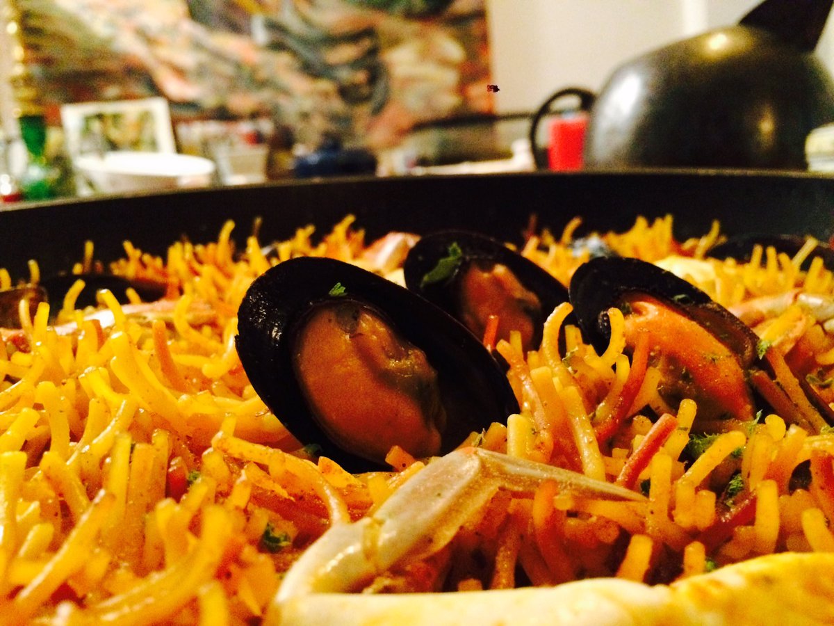 Casanool's tweet photo. Amo como el fideo termina levantando las manitas! 🙌🏼 #Fideua #cook #gastronomia #food #culinary https://t.co/HAdzJkxEB1