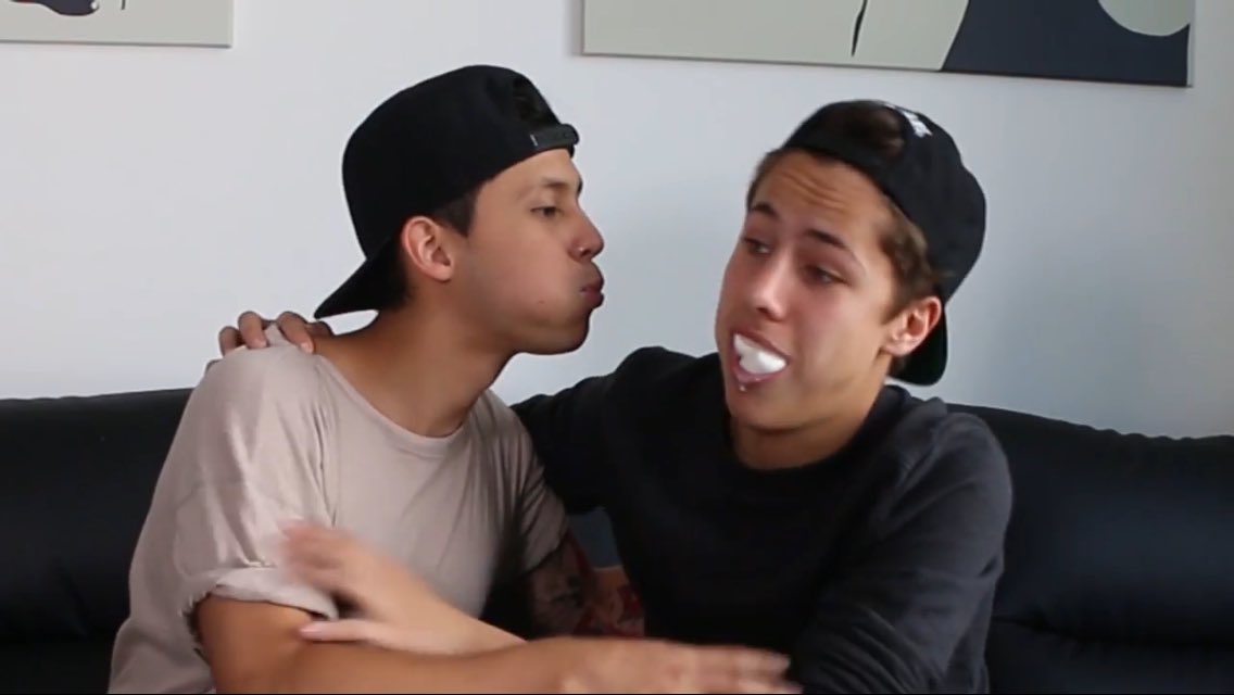 DianaRodril's tweet photo. @ElJuanpaZurita @Soymarioruiz es imposible dejar de reír con estos vídeos 😂💜😂 los amo 🌚😂❤️ https://t.co/MUFzoYCzy3