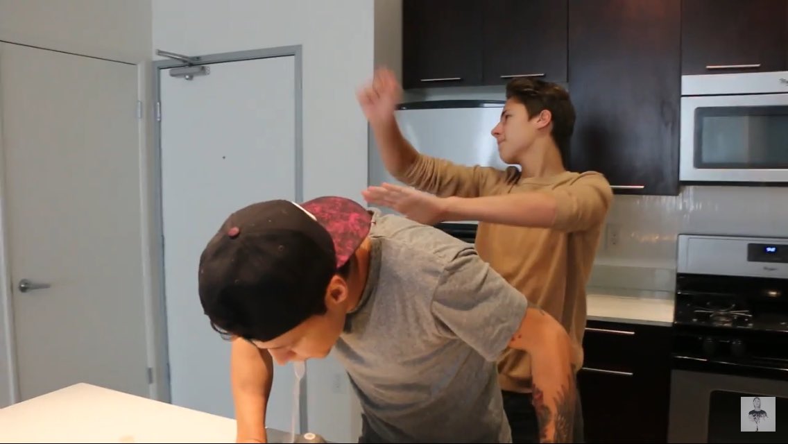 DianaRodril's tweet photo. @ElJuanpaZurita @Soymarioruiz es imposible dejar de reír con estos vídeos 😂💜😂 los amo 🌚😂❤️ https://t.co/MUFzoYCzy3