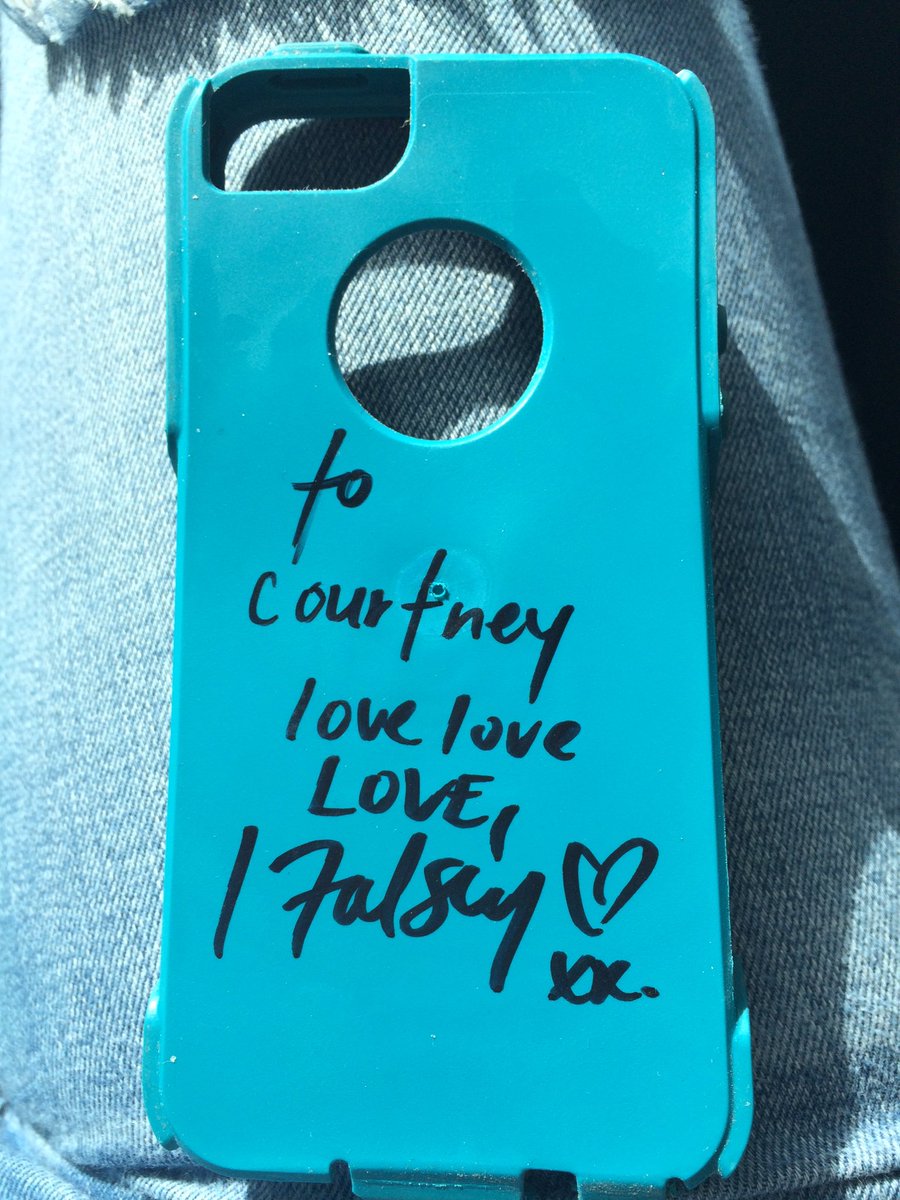 pixiecourt's tweet photo. holy shit it's been a whole year since i met @halsey https://t.co/A0NktJbhzM