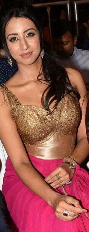anupamabijur's tweet photo. @actressanjjanaa At #sardaargabbarsingh's audio release at @NovotelHyd. Styled by #neerukumar. @FeminaIndia https://t.co/w3wcrGFGGm