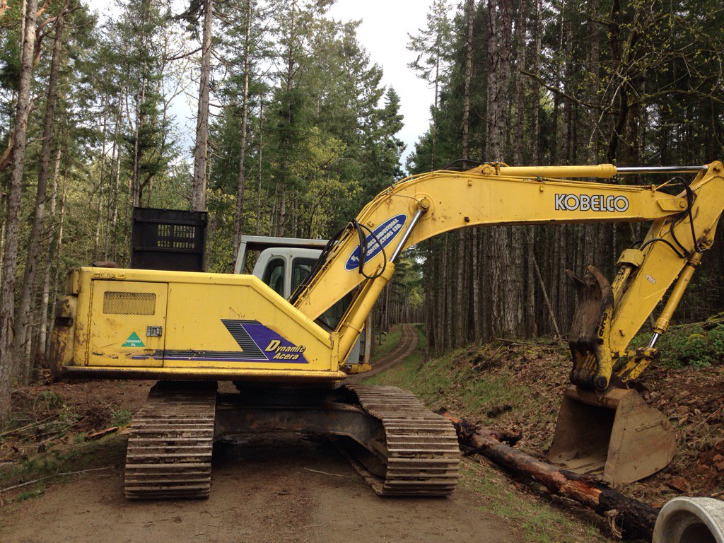 DLEtechDavid's tweet image. A day in the bush with this beast #DLE #kobelco #pullinwrenches