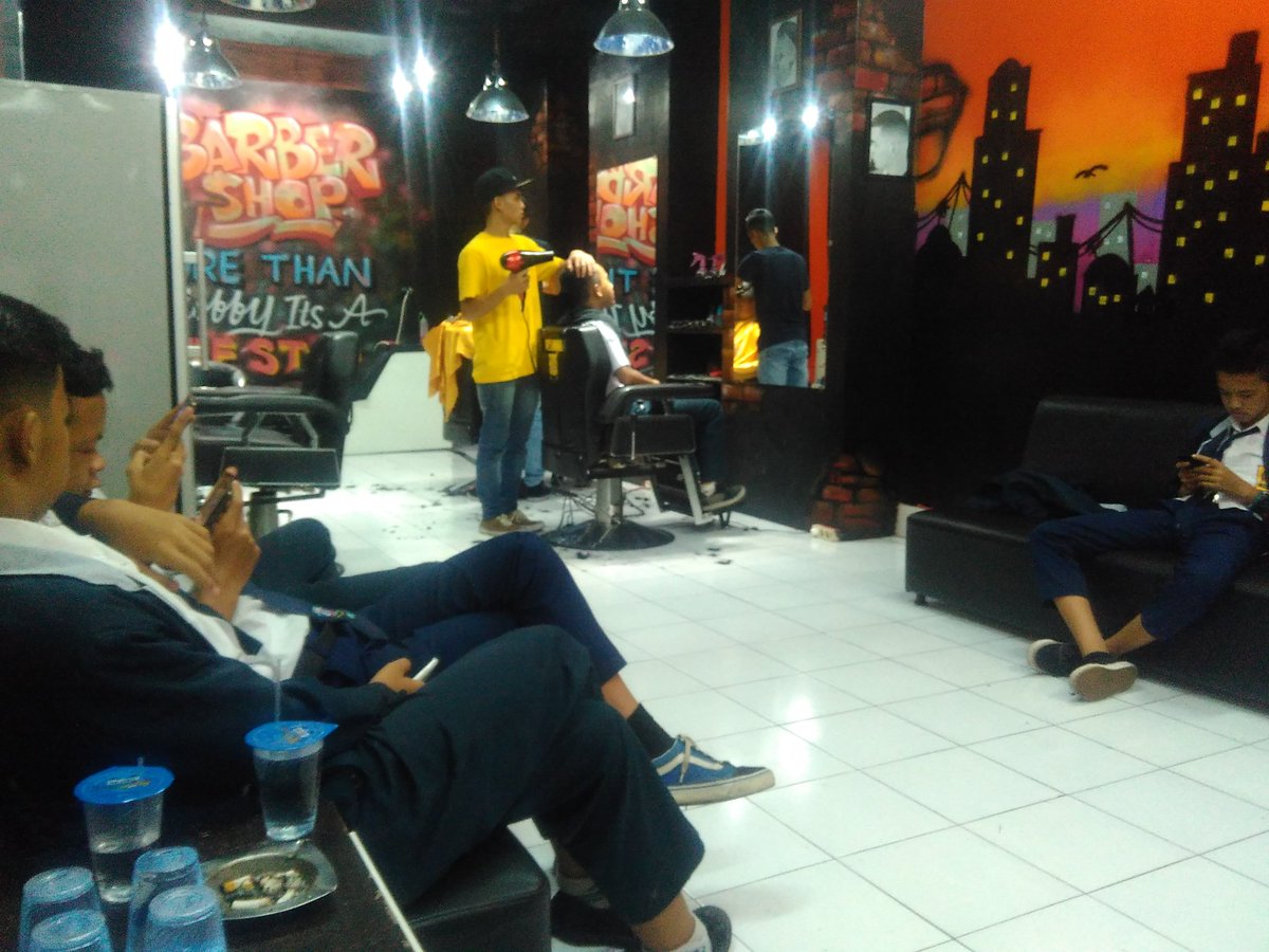 _DJIBRILS's tweet photo. pagiii bro..yuu ahh yg belum cukur rambut meraoat ajah ke djibrils barbershop  jln. cikurai 32A samping pasar ceplak https://t.co/u1I89TjN8T