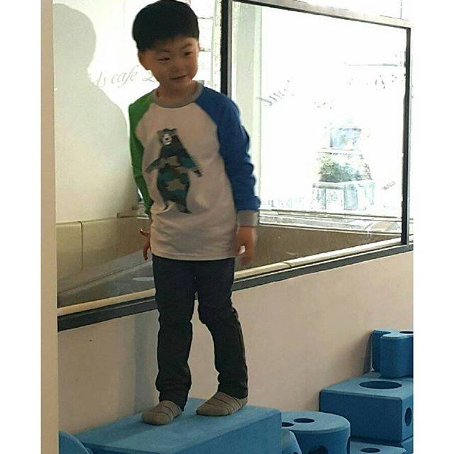 SongTrios's tweet photo. Daehan, Minguk &amp; Manse at a Kids Cafe in Seoul with appa &amp; omma. 
taken by fans ~ https://t.co/THQ2WcMbEY