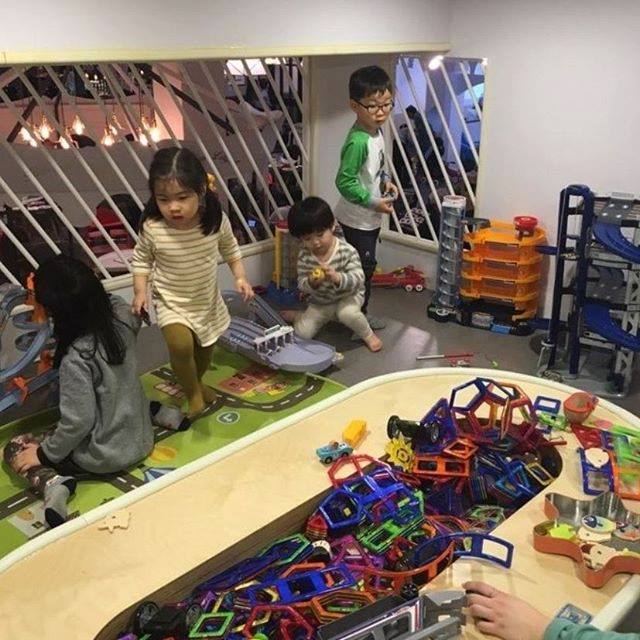 SongTrios's tweet photo. Daehan, Minguk &amp; Manse at a Kids Cafe in Seoul with appa &amp; omma. 
taken by fans ~ https://t.co/THQ2WcMbEY