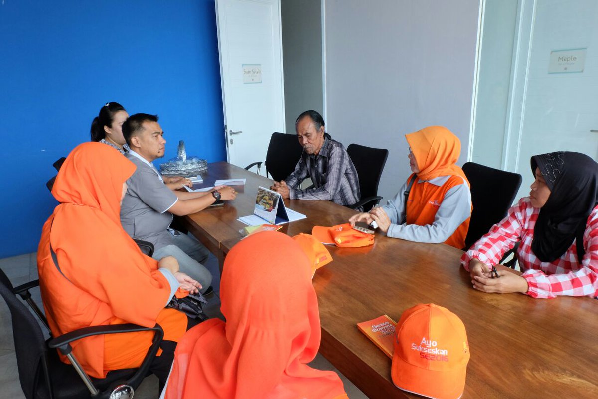 SE2016BdgKota's tweet photo. #SensusEkonomi2016 sosialisasi pada pengelola Paris Van Java Bandung. PVJ siap dukung &amp; sukseskan SE2016 @istilaras https://t.co/DFJndfWJQk