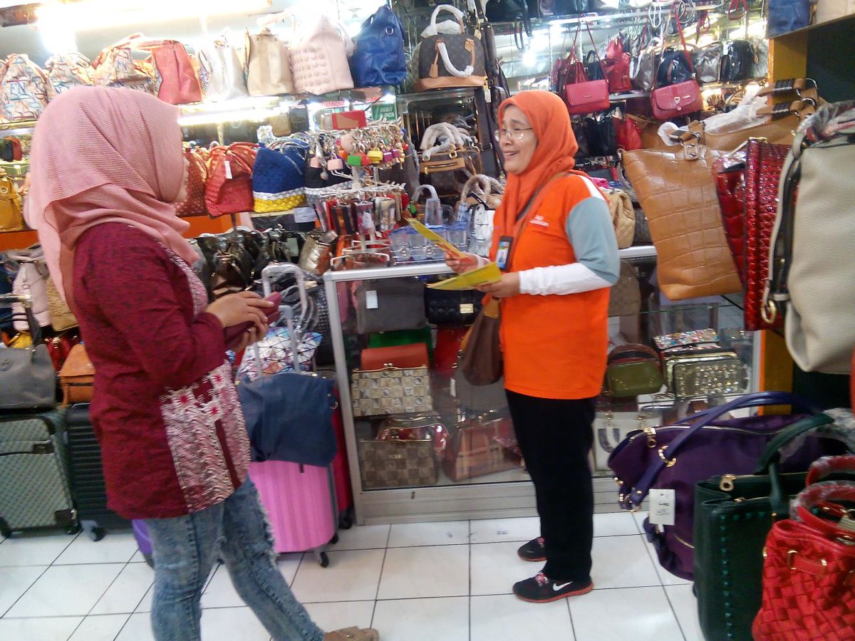 SE2016BdgKota's tweet photo. #SensusEkonomi2016 sosialisasi ke pelaku usaha ITC Kebon Kelapa Bandung @istilaras @WRefliana https://t.co/7za2OjQSbY