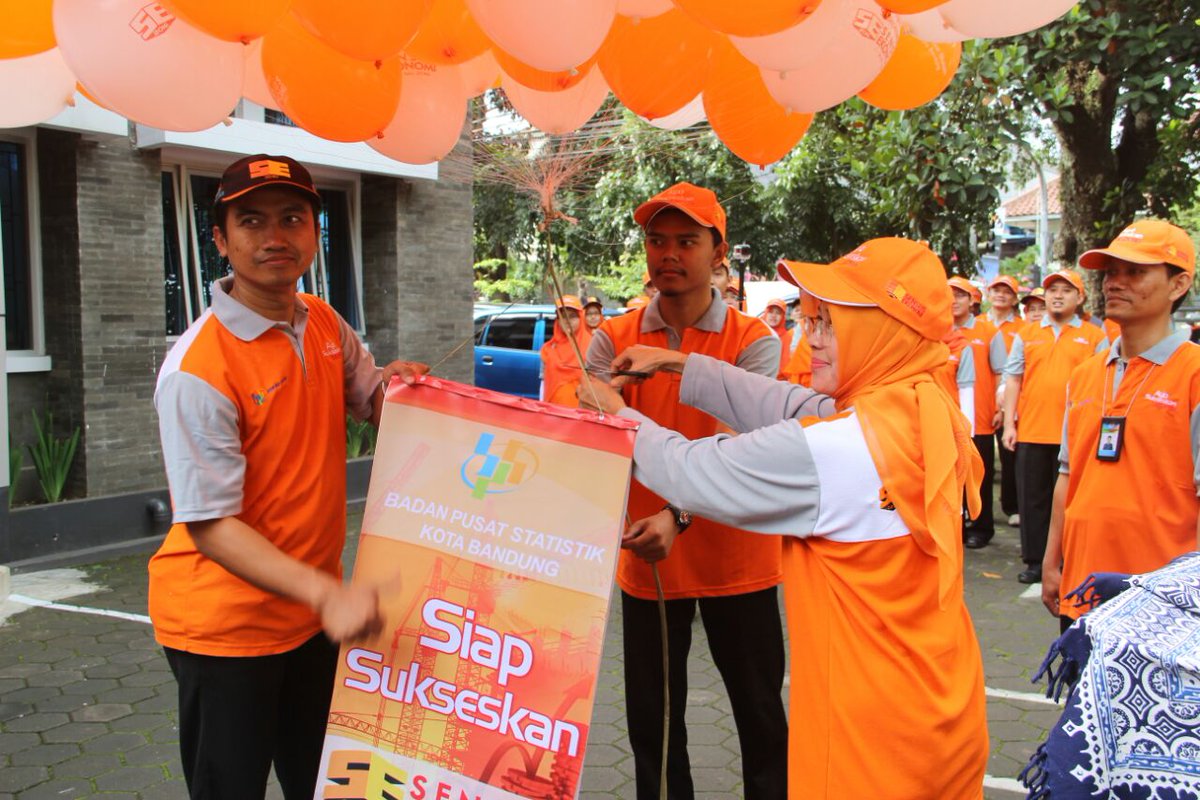 SE2016BdgKota's tweet photo. #SensusEkonomi2016 pelepasan balon, siap dukung dan sukseskan!!! @istilaras @WRefliana https://t.co/z0rEjUvGIX