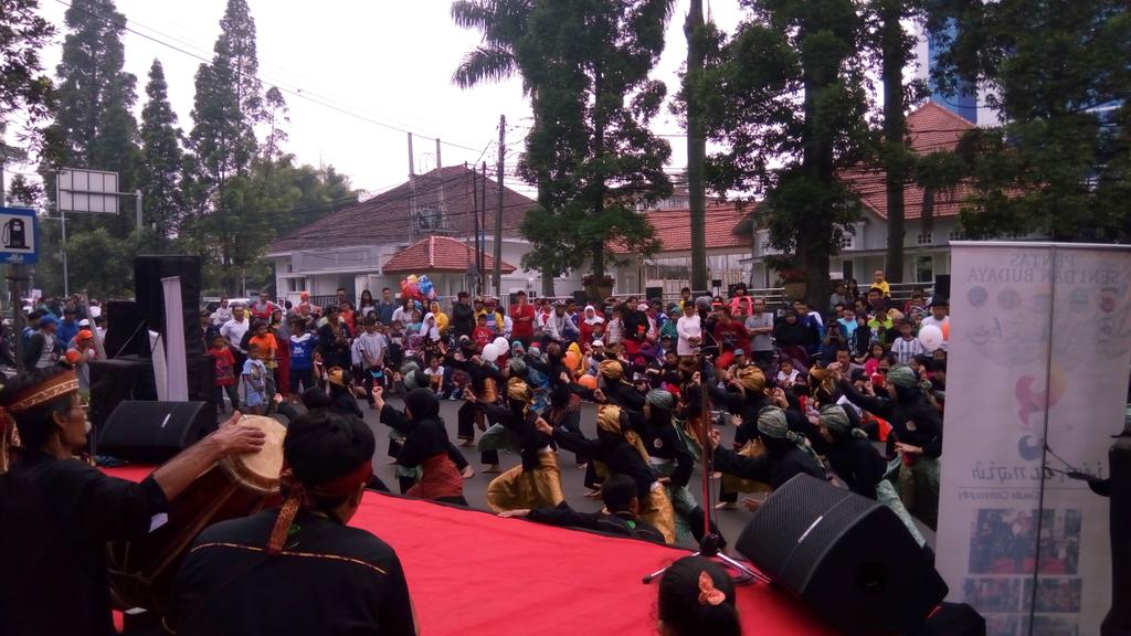 SE2016BdgKota's tweet photo. #SensusEkonomi2016 atraksi pencak silat dalam acara sosialisasi SE2016 CFD Dago, kereeen...@DISBUDPAR_BDG https://t.co/egyMtb85pu